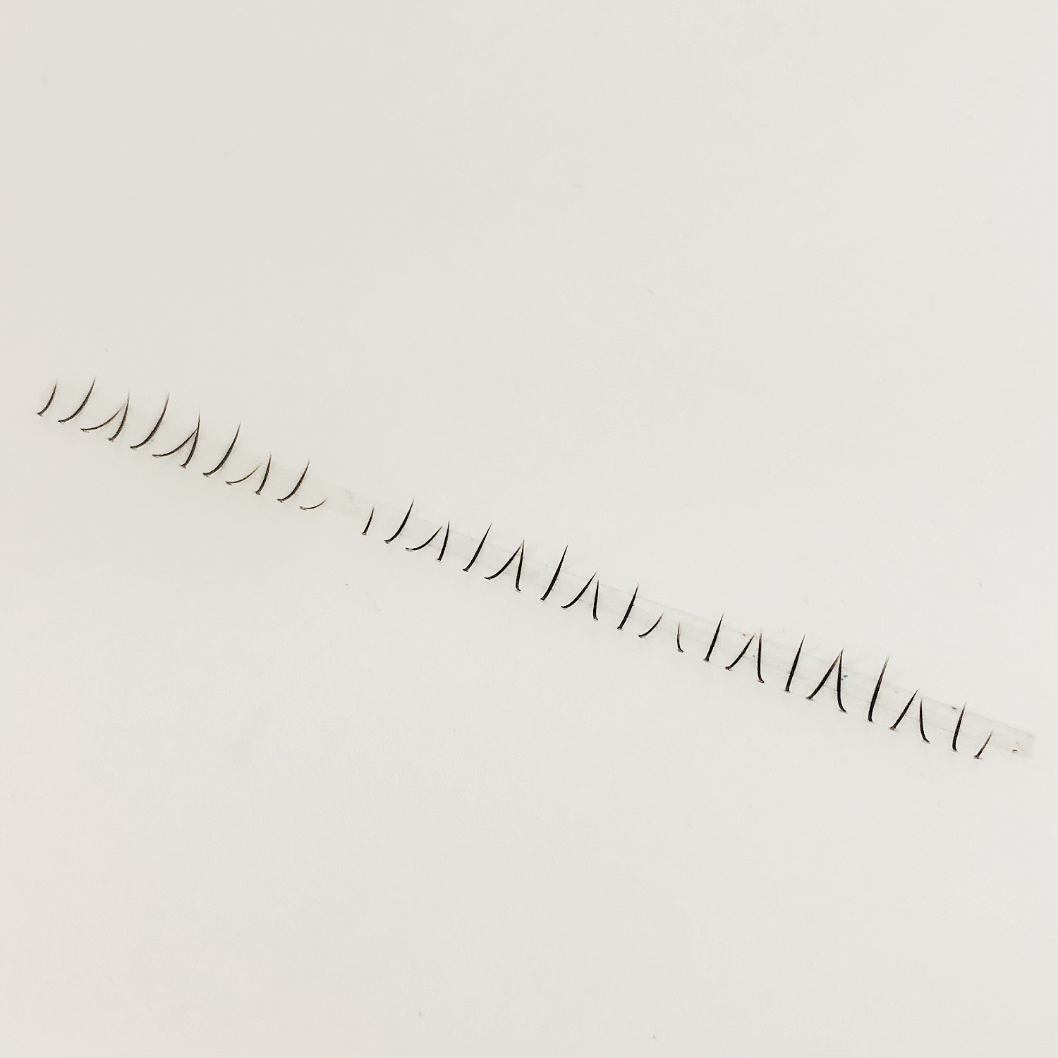 Gatito garra garra debajo de las pestañas