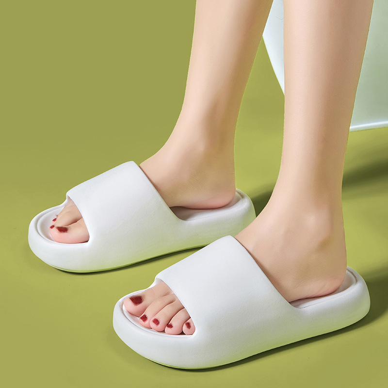 EVAは糞感のスリッパを踏んでいます。女性は夏にカップルの浴室の滑り止めの室内の厚い底のスリッパを着ています。|undefined