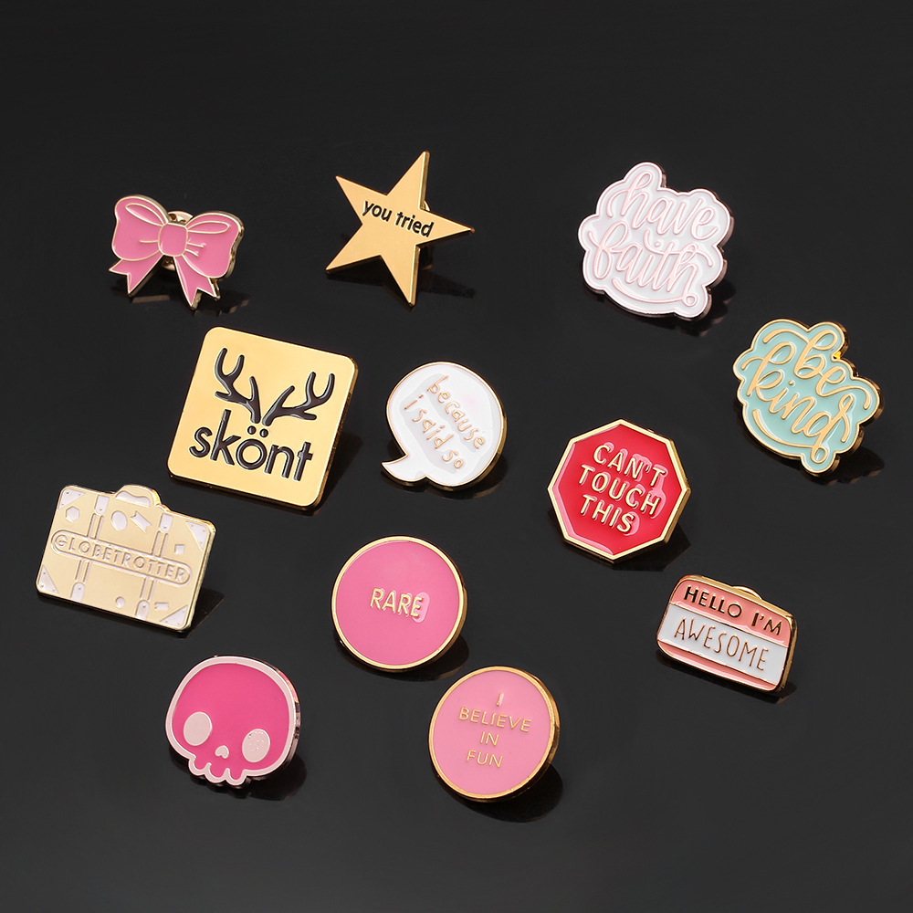 Europeo y americano transfronterizo Venta caliente personalizado creativo inglés letras cuadrado diseño metal insignia bolsa accesorios broche al por mayor