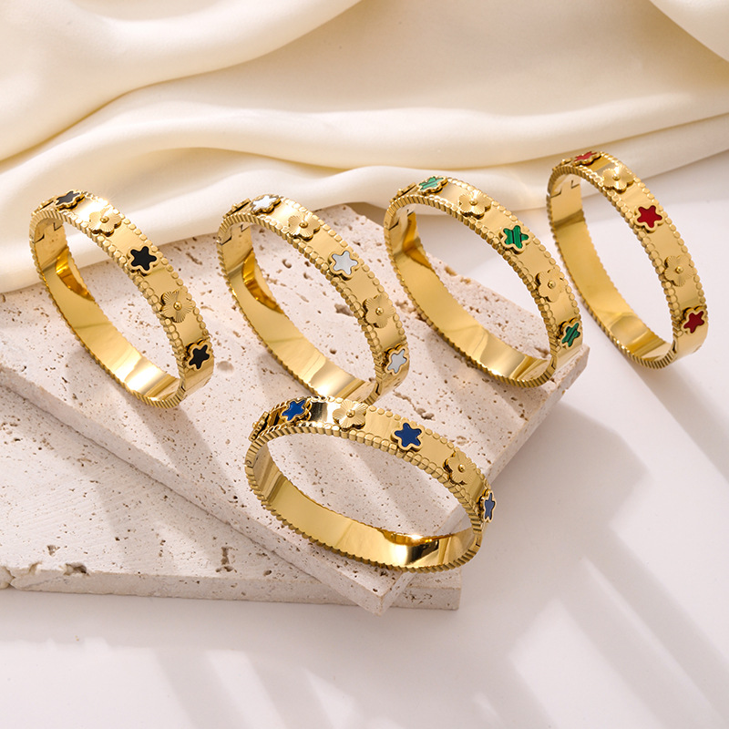 Pulsera de acero de titanio de estilo explosivo transfronterizo europeo y americano para mujer, temperamento que no se desvanece, todo fósforo, flor de cinco hojas, fritillaria, joyería ligera de lujo al por mayor