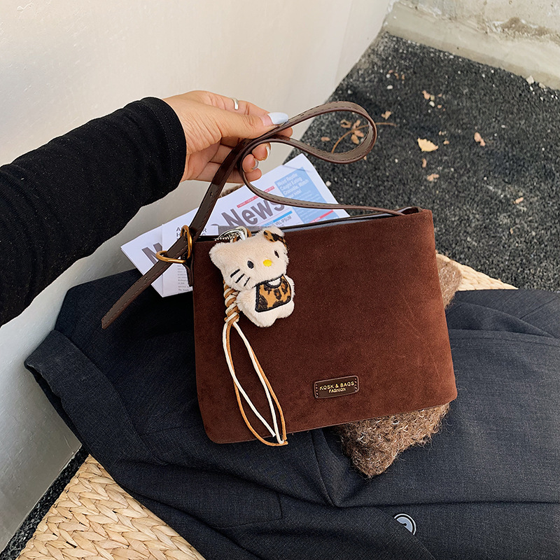 Otoño y invierno popular nicho bolso de brazo para mujeres 2025 nuevo bolso de cubo de gamuz estilo coreano retro bolso de hombro