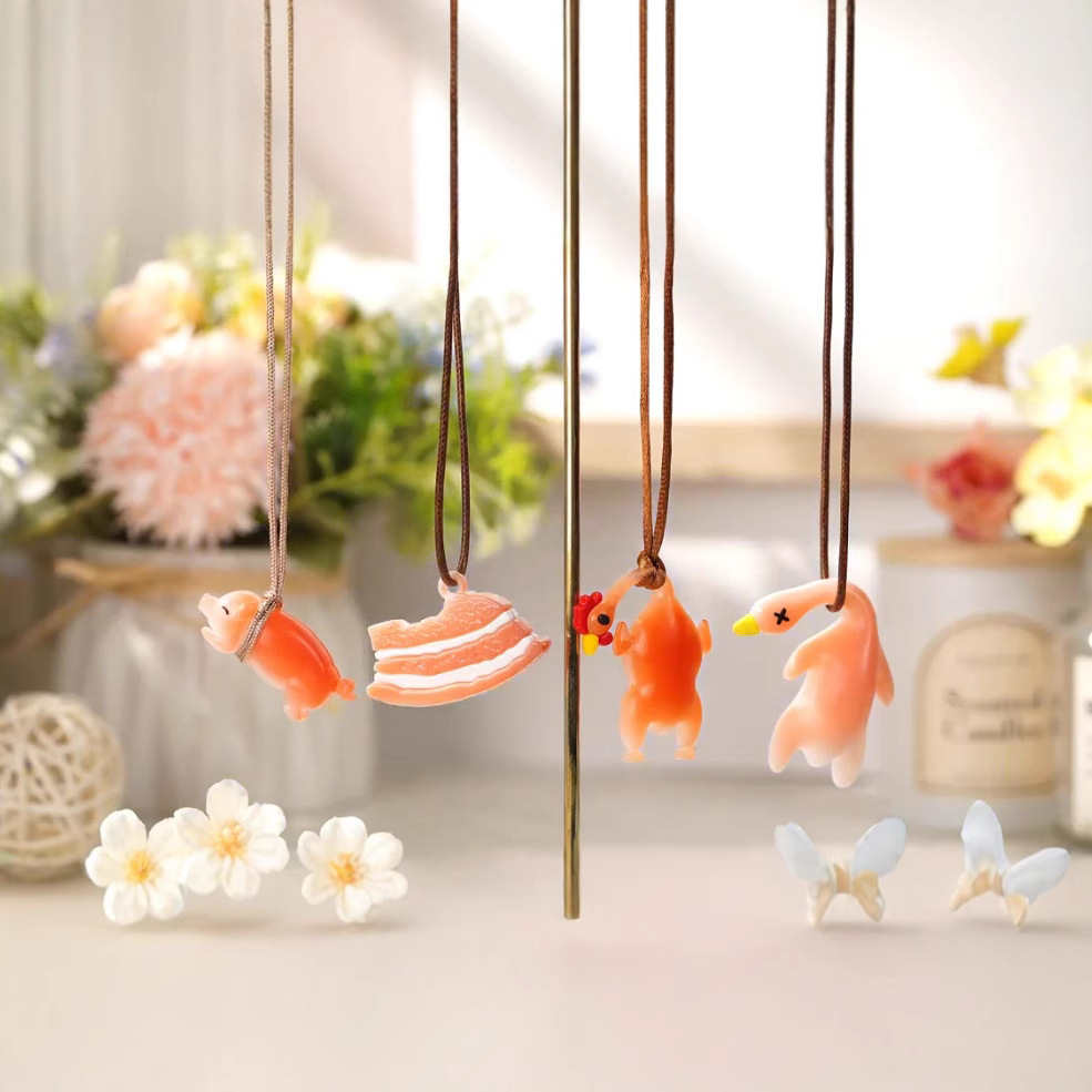 B Colgante de la familia de productos horneados que cambian de color Xiaohongshu con el mismo estilo, la irradiación ultravioleta se vuelve roja, colgante que cambia de color de coche de juguete