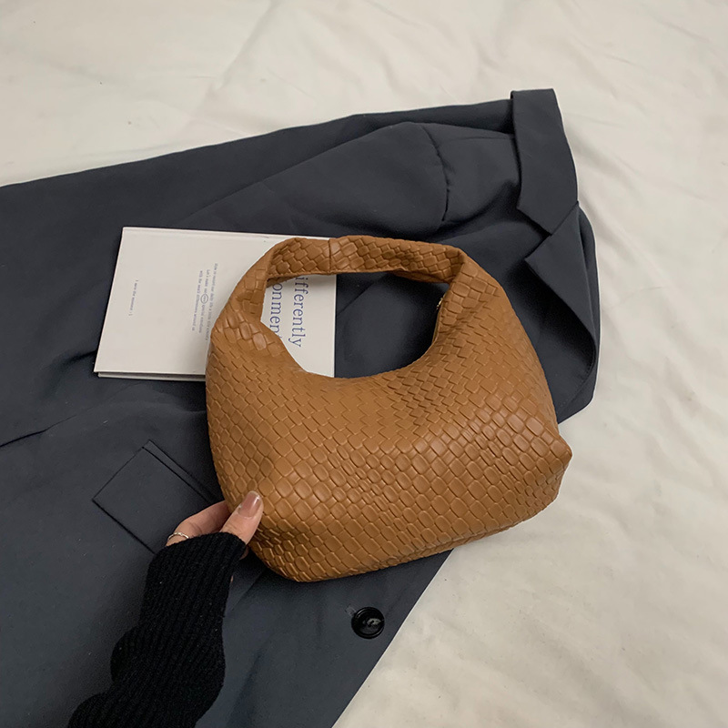 Red retró simple mujer 2024 otoño y invierno nueva moda ocio mochila bolsa trenzada bolso de hombro bajo la axila