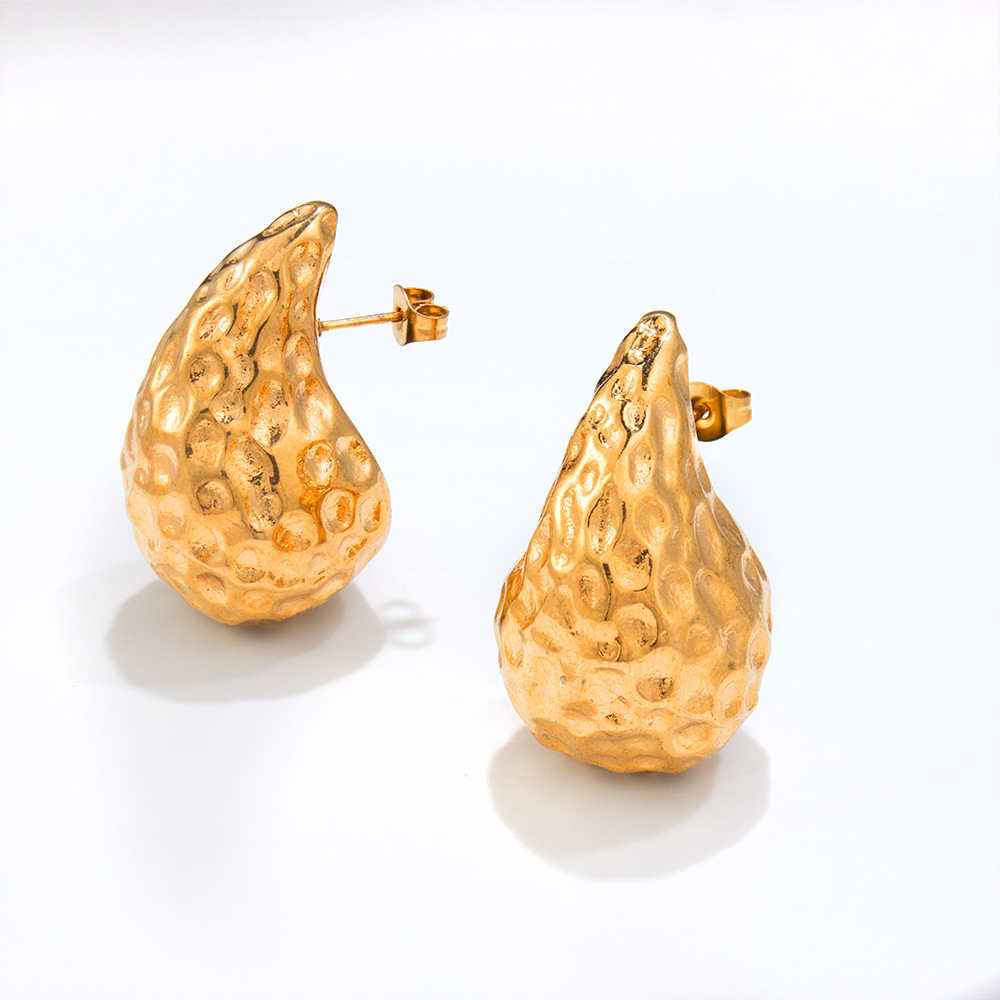 Diseño de gama alta sentido 18K oro Acero inoxidable gota de agua patrón martillo hueso de la oreja ins moda femenina pendientes geométricos europeos y americanos a juego