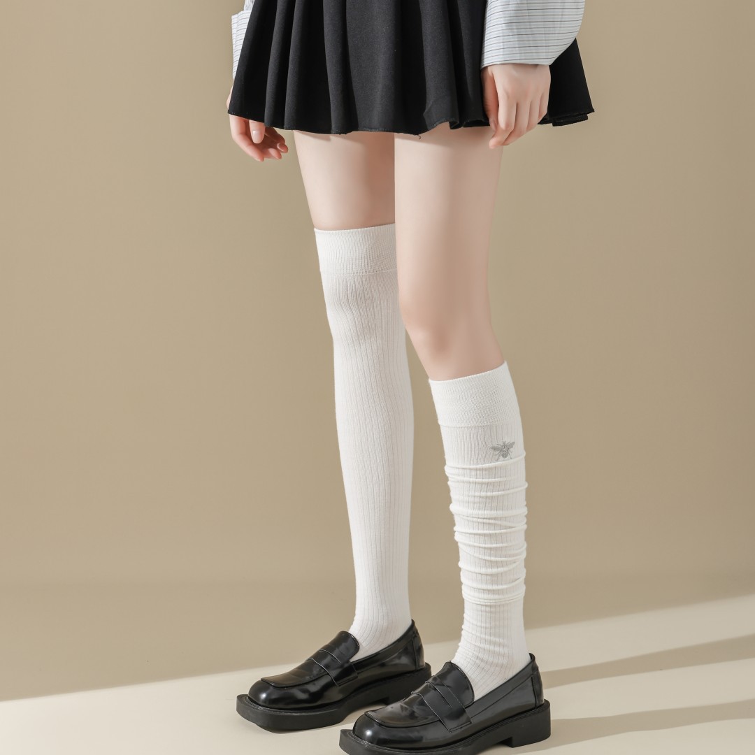 Miumiu Calcetines por encima de la rodilla deshuesados de moda Little Bee Bordado Micro Presión Adelgazante Calcetines de algodón para mujer Calcetines largos
