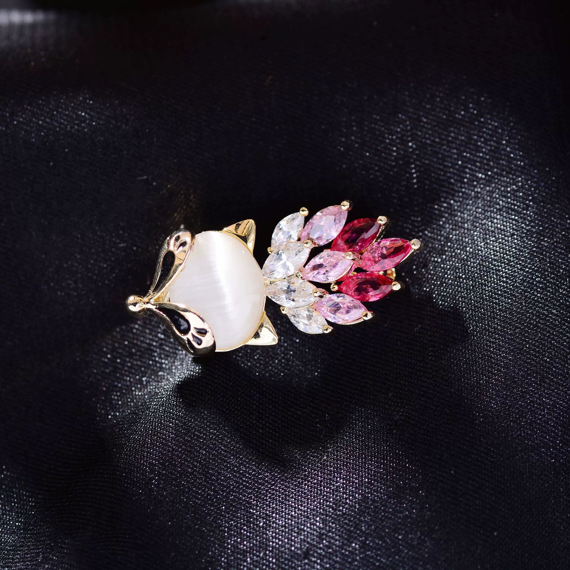 Fashionable cute creative protective underware, brooch, accessory lapel pin, cat's eye