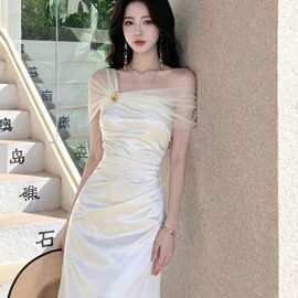 韩系千金风斜肩缎面修身连衣裙女夏高级成人礼收腰鱼尾轻礼服长裙