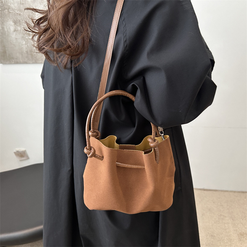 Bolso de mano de gran capacidad de viaje retro 2024 invierno nuevo estilo universal de alta sensación de hombro mochila bolso especial para mujeres