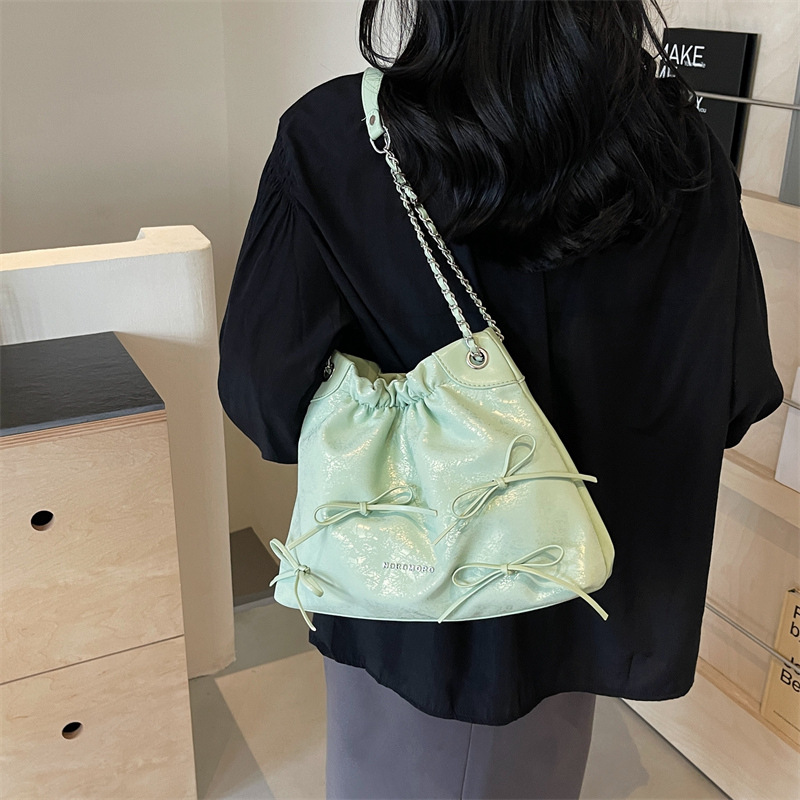 Bolsa de arco de moda explosiva para mujeres 2024 verano nuevo simple versátil bolso de brazo bolso de tendencia de viaje