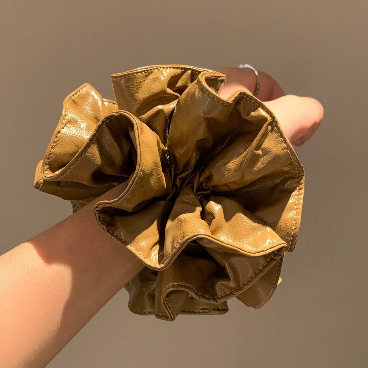 Elegant bruin pu leer scrunchie haarband voor dames stijlvol_voghion.com