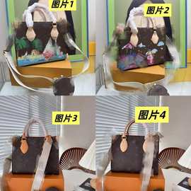 新款白三彩包包枕头单肩水桶法棍腋下托特时尚大容量通勤女包手提