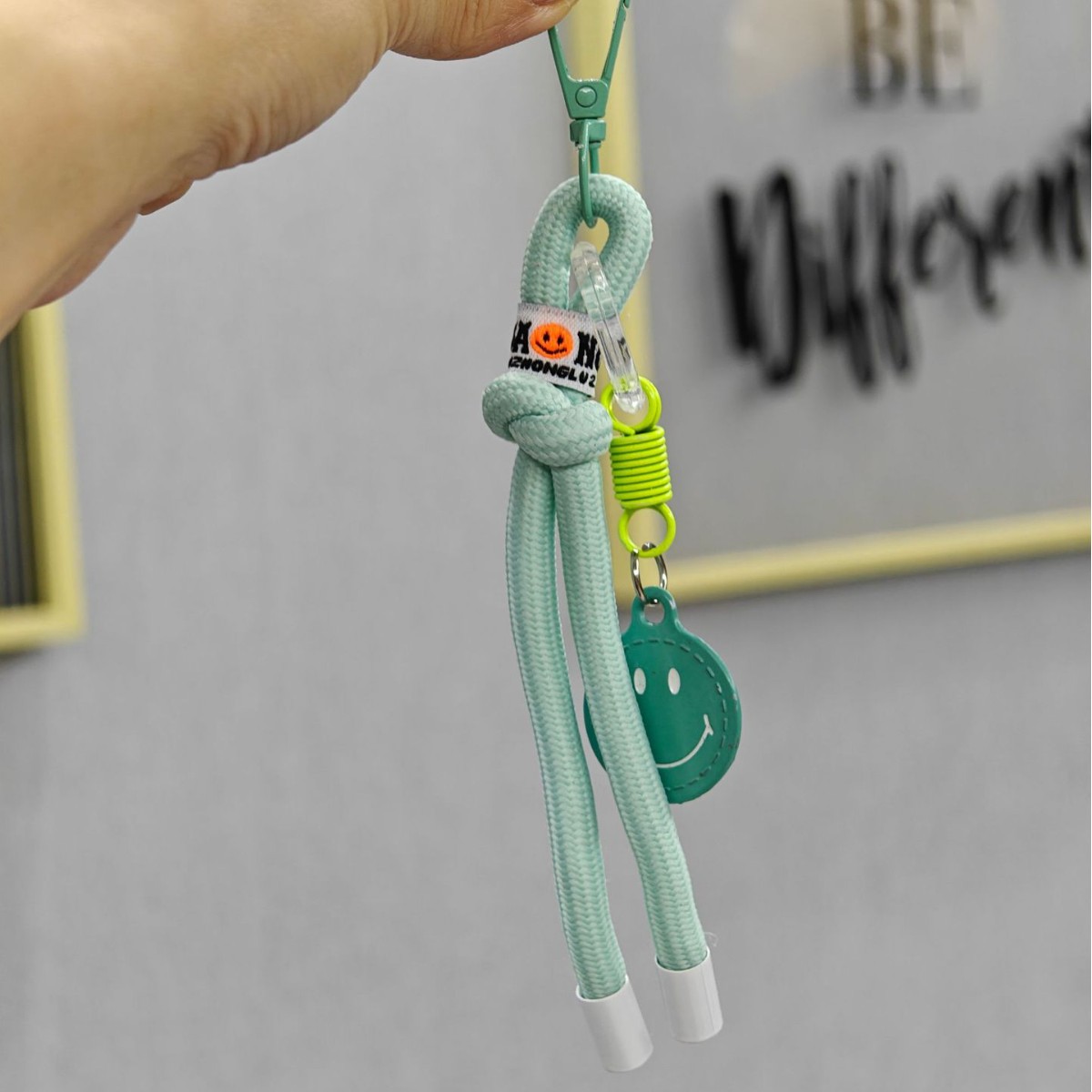 Sonriente cuerda de trenzado llaves de coche bolsos colgantes bolsos accesorios de ropa en caso de teléfono móvil cuerda de color