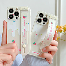 草莓牛奶磨砂TPU腕带款适用苹果13Pro手机壳iPhone12ProMax带手腕