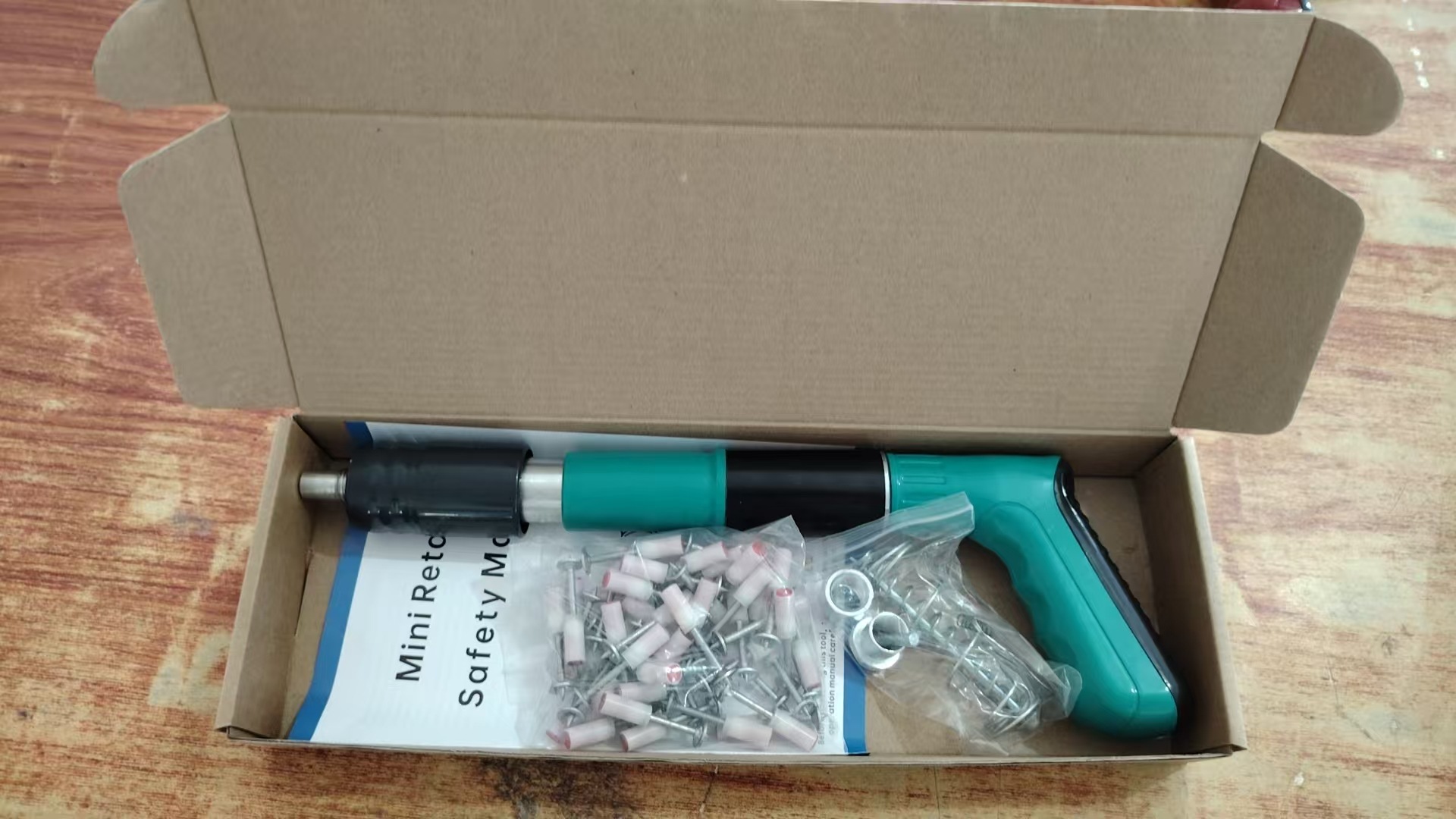 Mini pistola de clavos pistola silenciador pared de cemento pistola de clavos de hormigón pistola de clavos manual decoración trunking máquina de clavos fijos