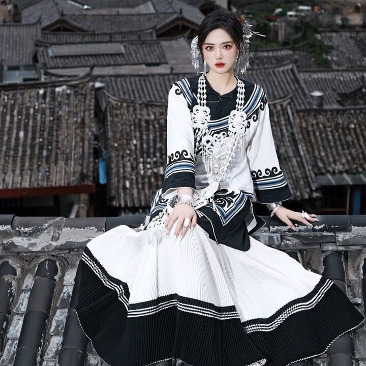 New Yi Ethnic Clothing for Autumn, Traditional New Chinese-Style Clothing for Ethnic Minority Photo Shoots
