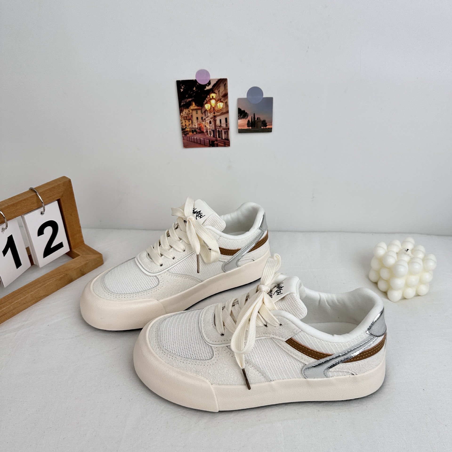 Zapatos blancos de estilo americano para mujeres 2025 primavera nuevos zapatos de skate de moda de suela gruesa para mujeres tendencia deportiva casual universal 6610
