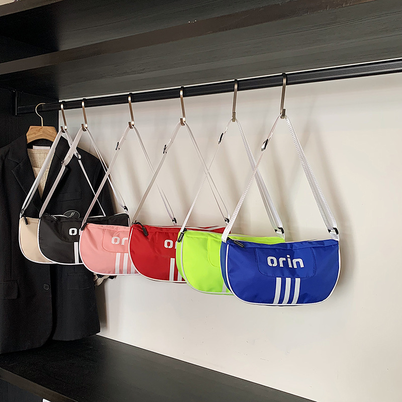 Versión coreana del bolso de hombro para niños de gran capacidad, bolso de mensajero para bebé con letras de estilo occidental a rayas de moda, bolso deportivo para niños