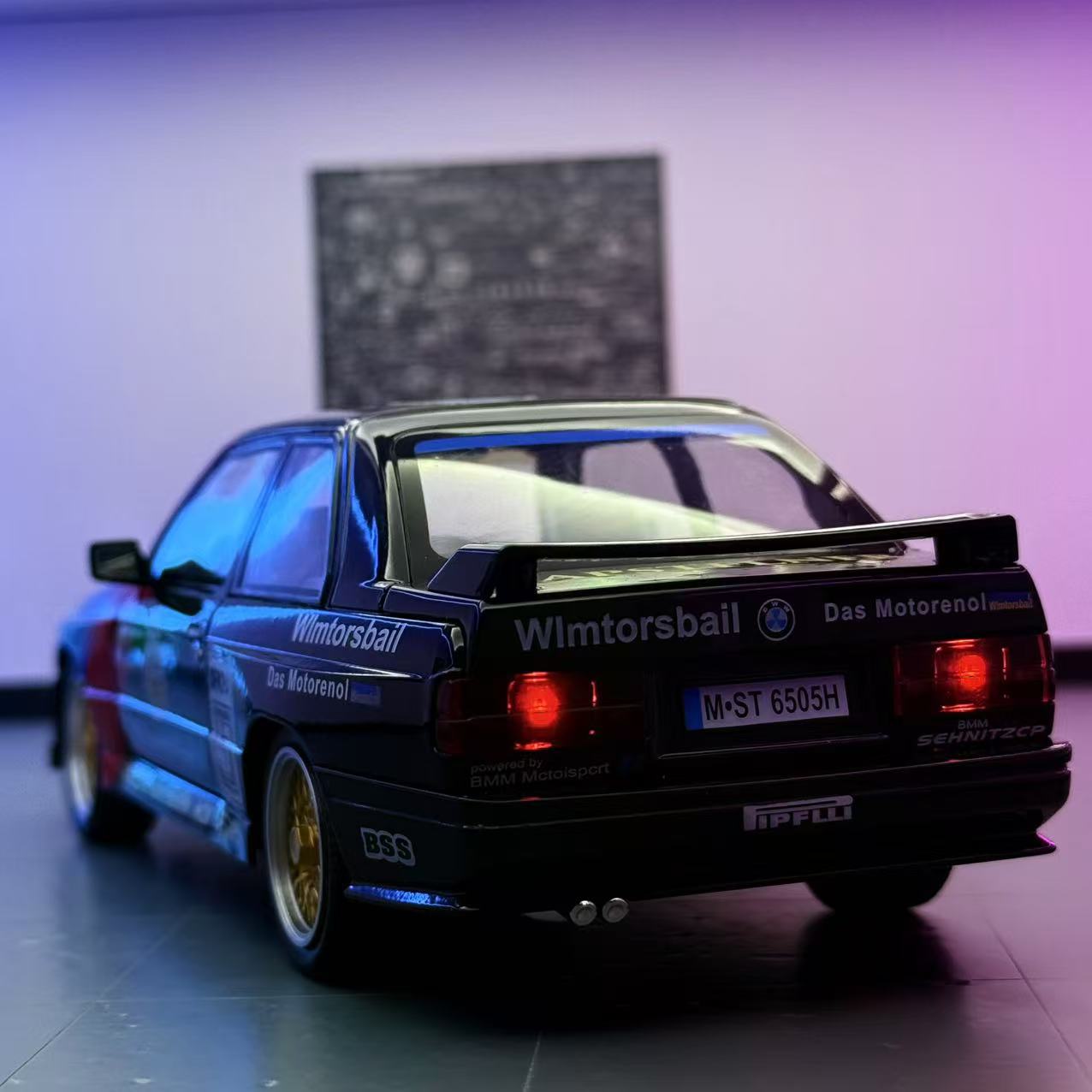 Coche a modelo de coche 1:24 Baoma M3 versión de la carretera coche deportivo de aleación modelo de sonido decoración de coche de juguete de retorno