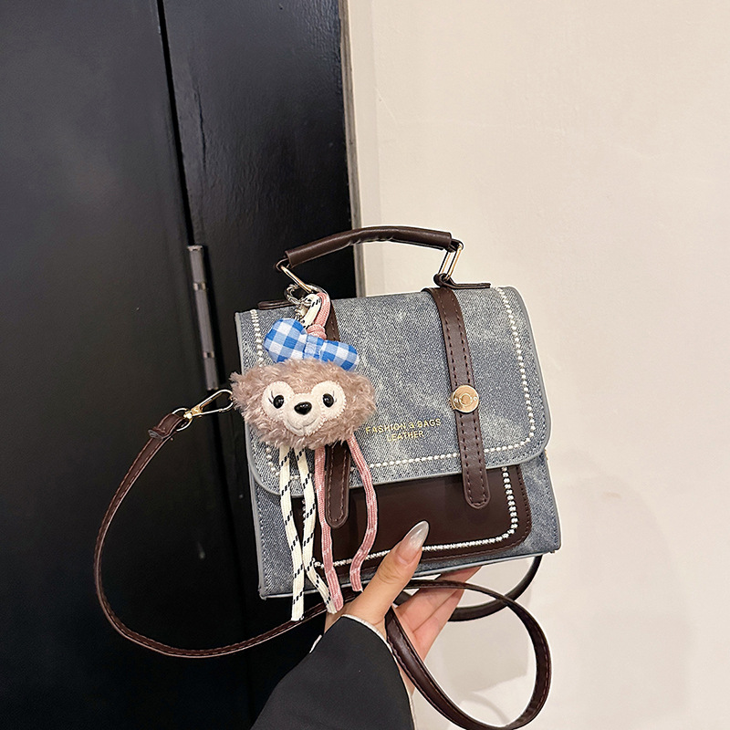 Mochila de mujer de moda de color contrastante 2025, nuevo estilo de estilo extranjero, mochila multifuncional para viajes de estudiantes.