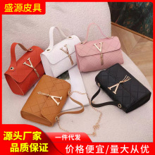 女士包包2023新款菱格时尚压花小女包字母流苏单肩斜挎包一件代发