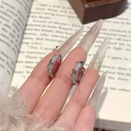 项链;耳钉;手链