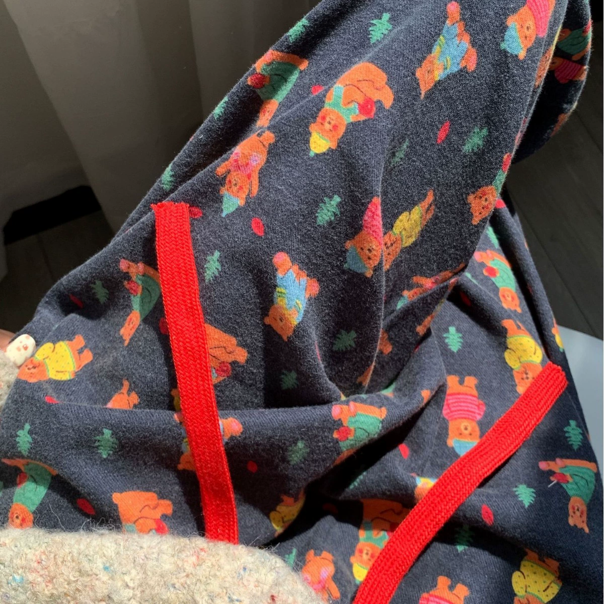 Осенью и зимой новый черный медвежонок