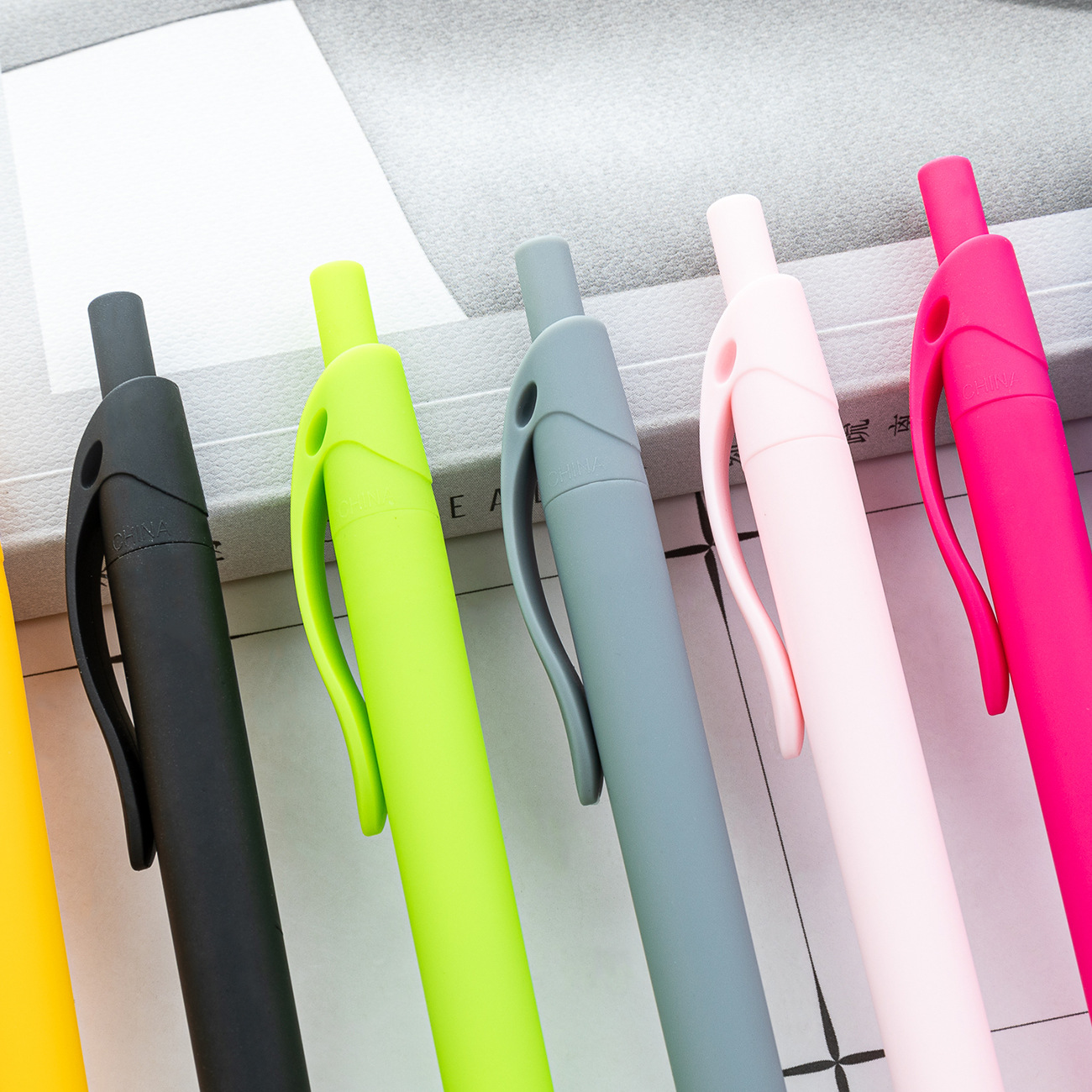 Bolígrafo de plástico multicolor se puede imprimir logotipo de escritorio de oficina bolígrafo de hotel promocional publicidad bolígrafo de regalo