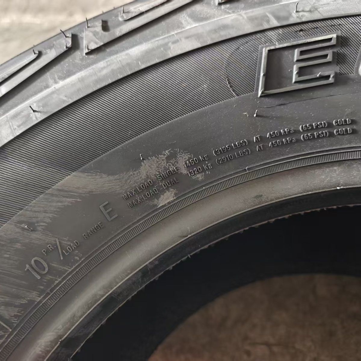 Brand new off-road tire 305/70R17LT 10PR thickened Wrangler Mobo off-road AT 305/70R17