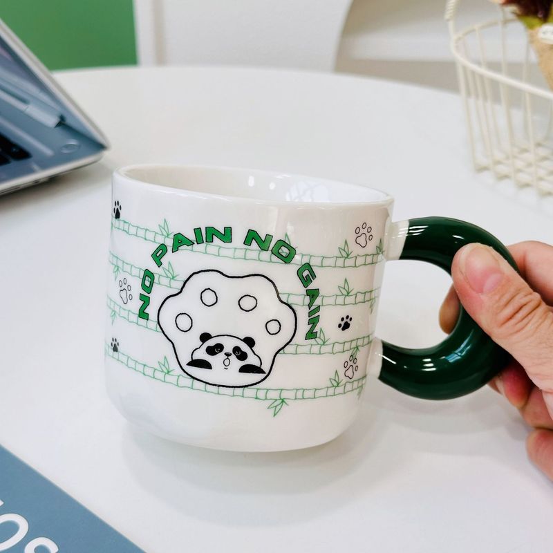 漫画の熊の浮き彫りの陶磁器の杯は1杯のかわいい女子学生の事務を持って水のマグカップの高温の贈り物の杯を飲みます。|undefined
