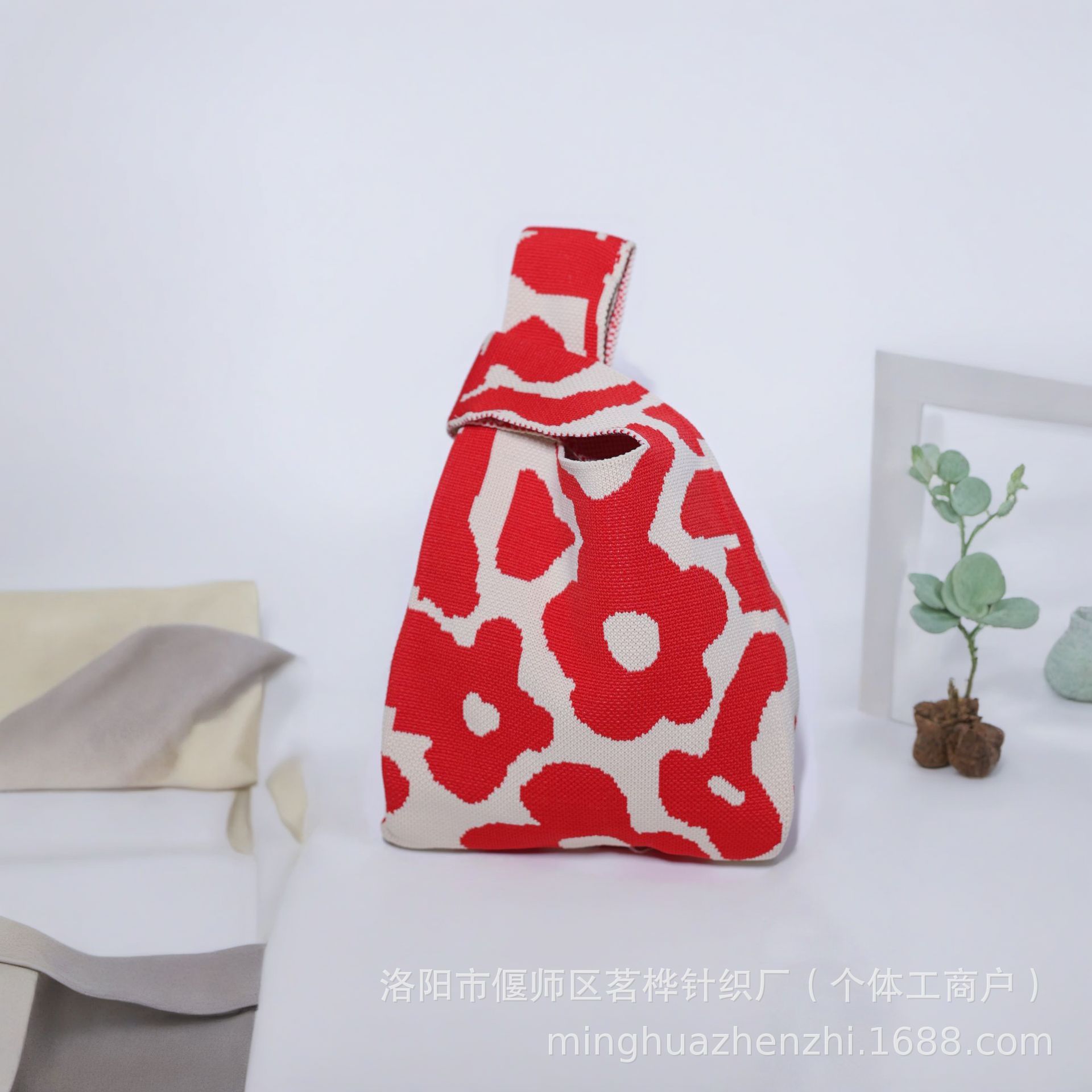 하늘은 붉은 꽃으로 가득하다