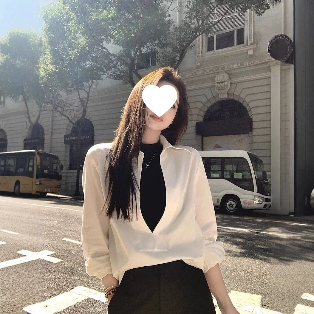 LIKE's «Lao Qian Shen V Shirt» имеет очень простой и интеллектуальный шарм наряда! Подчеркнуть крой рубашки