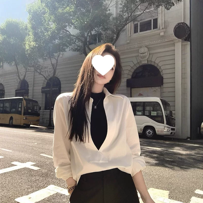 LIKE's «Lao Qian Shen V Shirt» имеет очень простой и интеллектуальный шарм наряда! Подчеркнуть крой рубашки