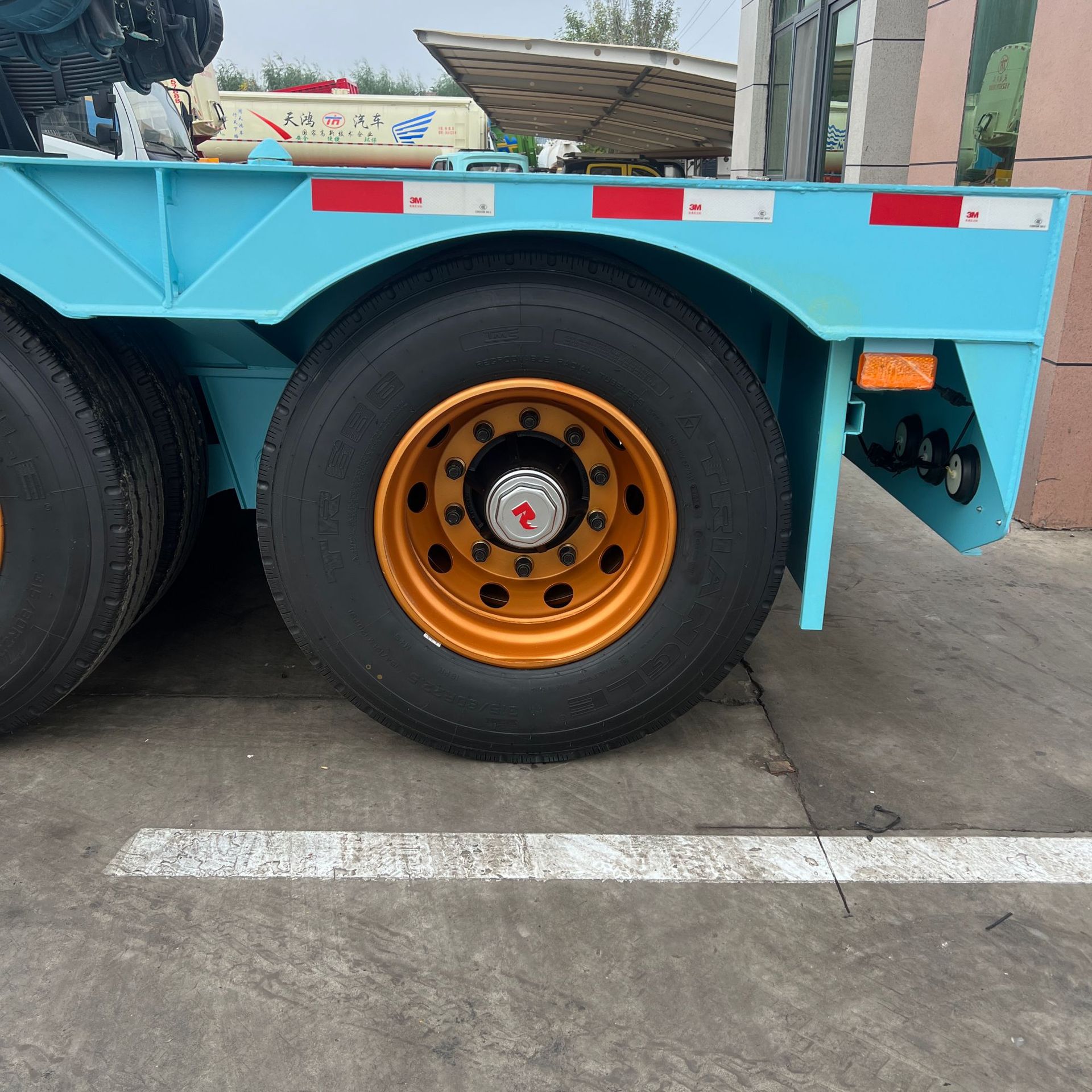 Source Manufacturer Exports 4-Axis Heavy-Duty Low-Bed Semi-Trailer Engineering Machinery Transport Trailer to South America, Central Asia and Saudi Arabia