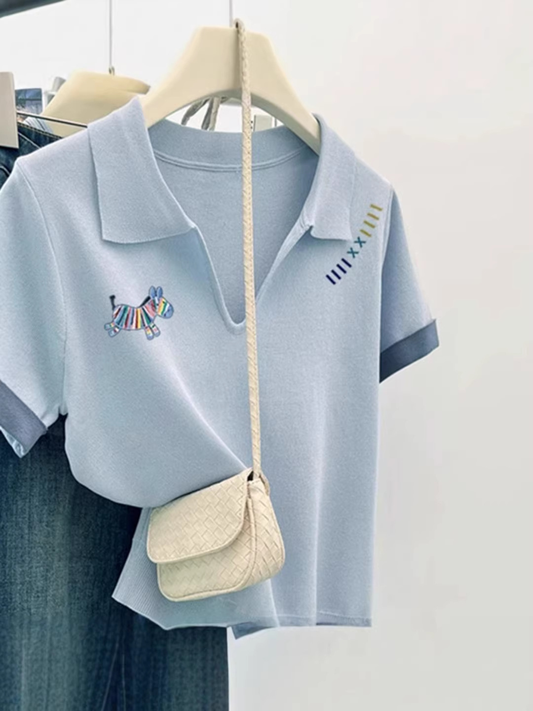 Áo thun polo cổ bẻ tay ngắn nữ họa tiết ngựa in màu — màu xanh nhạt
