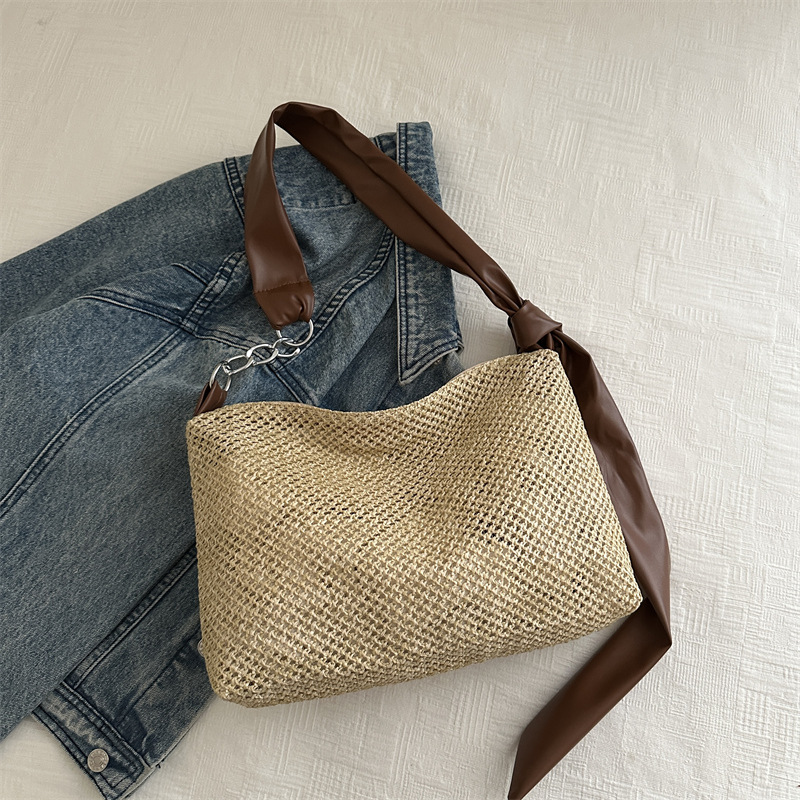 Bolsa de paja de moda coreana de gran capacidad para mujeres este año popular nicho diseño de banda ancha tejida de hombro bolsa de hombro