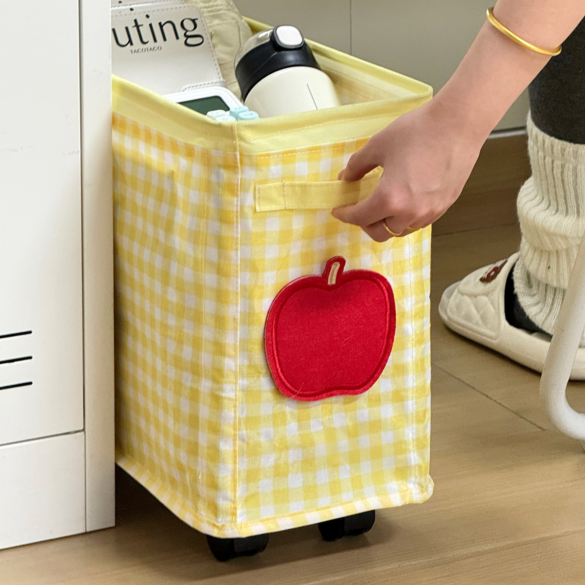 Estante de almacenamiento móvil debajo de la mesa de la estación de oficina dormitorio canasta de almacenamiento de bocadillos plegable