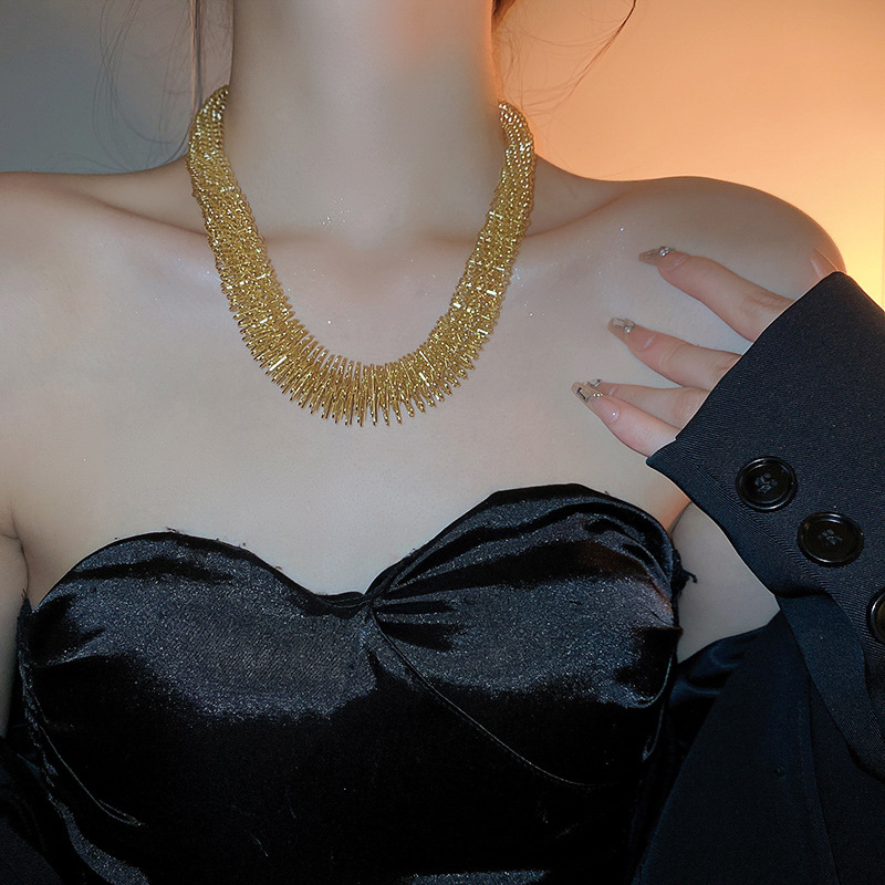 Metall-Design-Sense-Halsband, kleine Menschenmenge übertreibt mittelalterliche Schlüsselbeinkette, Netzrot, modisch, leichter Luxus-Stil_voghion.com