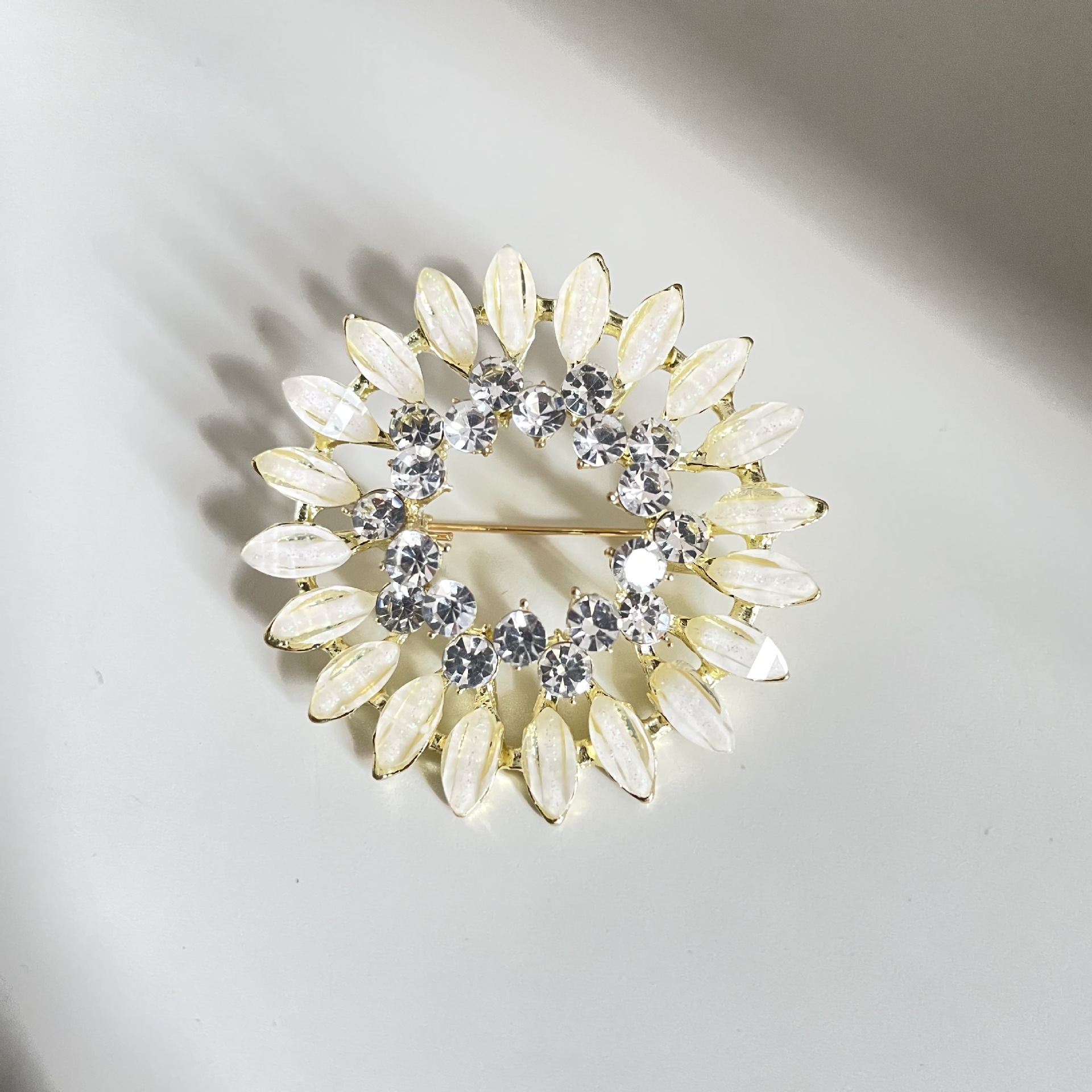 Light luxury sunflower rhinestone brooch, ring-shaped hollow floral leaf pin, high-end shawl buckle, wholesale for holiday gifts