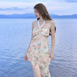 挂脖连衣裙2026新款女夏度假风碎花裙气质名媛高级感不规则包臀裙