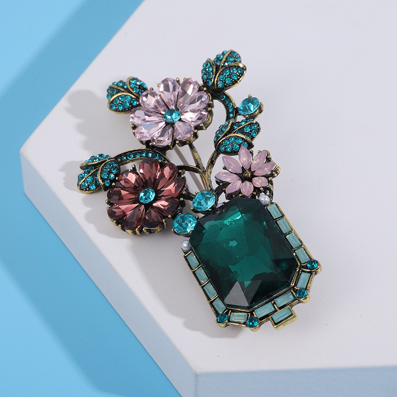 Women's Gender Retro Pin Flower Alloy Inlay Rhinestones Women's Brooches