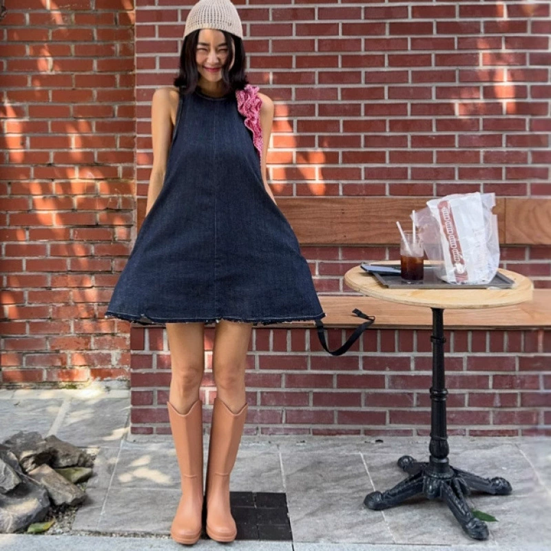 Лето 2025, новое корейское стильное незаметное платье-жилет с открытой спиной для маленьких людей, короткая юбка без рукавов