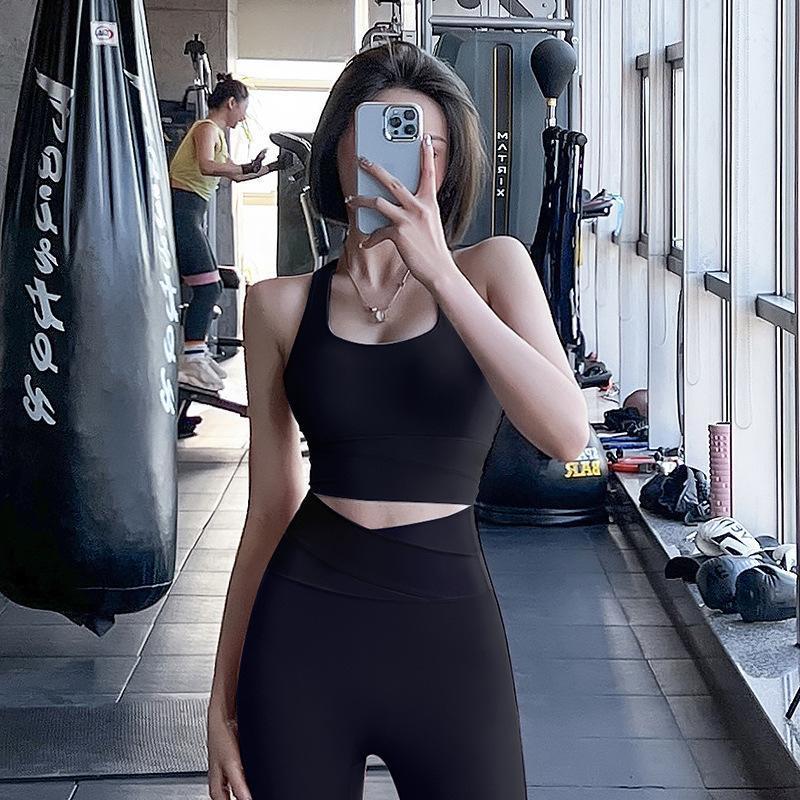 Nuevo juego de ropa de yoga de color de contraste para mujeres de verano red profesional para correr ropa de yoga de mujer rápida y seca con cojín de pecho