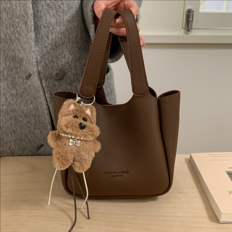 Bolsa de cubo de mano de alta sensación para mujeres 2025 nuevo retro lichi estampado bolso de madre universal simple mochila de hombro