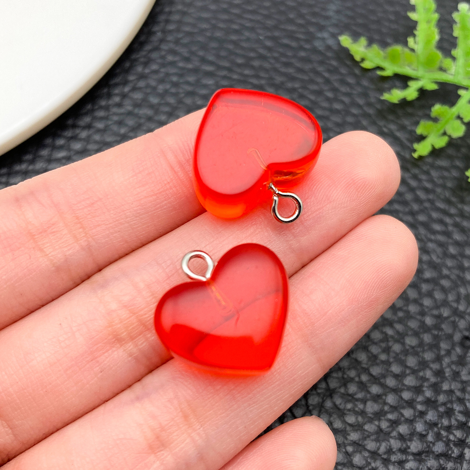 23867-H-透明红色树脂桃爱心17x17.5x10mm-