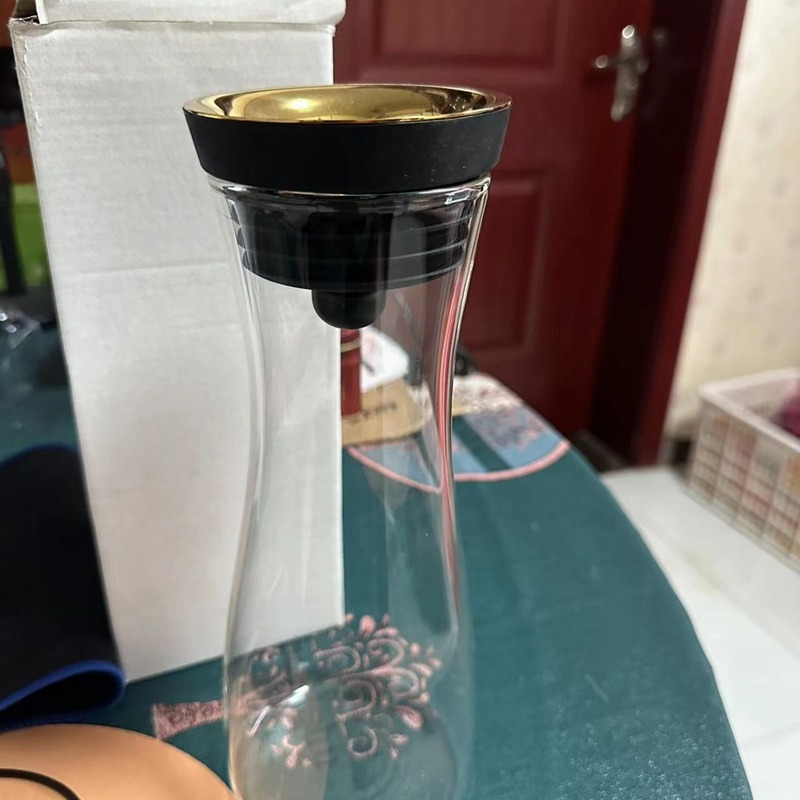 メーカーは金色の蓋を卸売りして、手で1000ミリリットルの水筒の高ホウ素シリコンガラスの水筒を作って厚くした|undefined