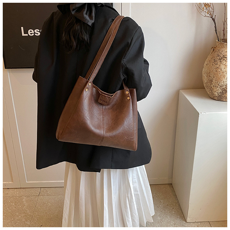 The new 2024 autumn collection features a retro, simple, large-capacity, solid-color, fashionable and individual single-shoulder underarm tote women's bag undefined