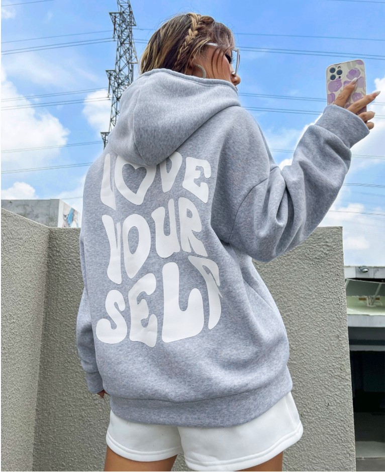 Dam hoodie i fleece med texttryck på ryggen_voghion.com