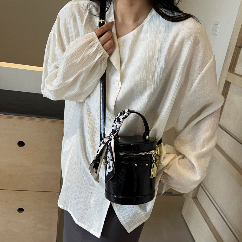 Bolso de cubo popular de este año, nuevo bolso de verano 2025, bolso de hombro de alta gama, bolso de mensajero retro de todo fósforo para mujer