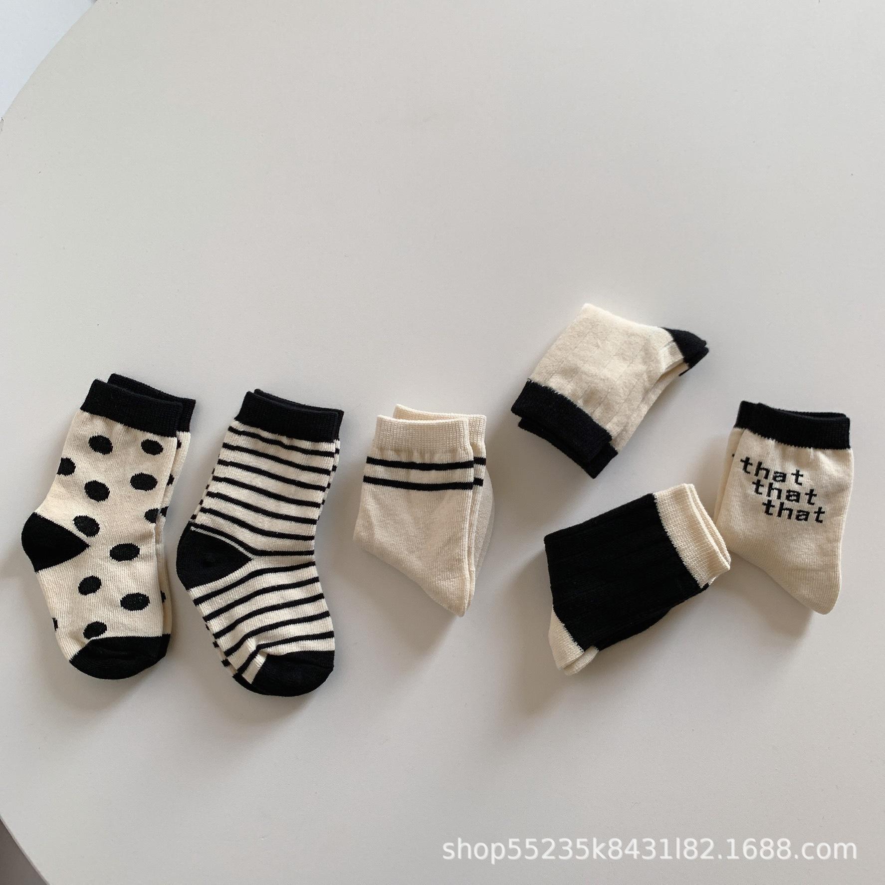 2023 nuevos calcetines de bebé calcetines de algodón de primavera y otoño engrosados calcetines de otoño e invierno para niños calcetines de moda versátiles calcetines de bebé a media pierna