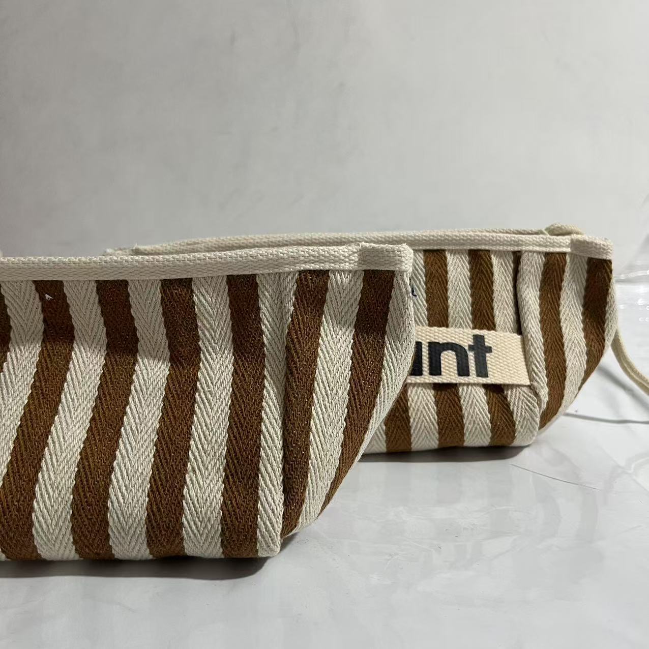 갈색과 흰색 줄무늬(화장품 가방)